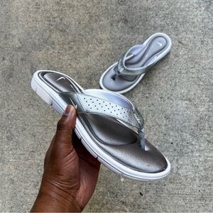 WMNS NIKE ULTRAS COMFORTS
THONGS LIGHT SILVER GREYS WHITES FOOTBEDS